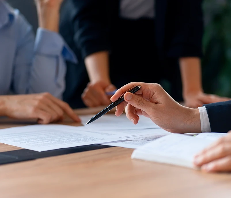 Advogados em reunião consultiva